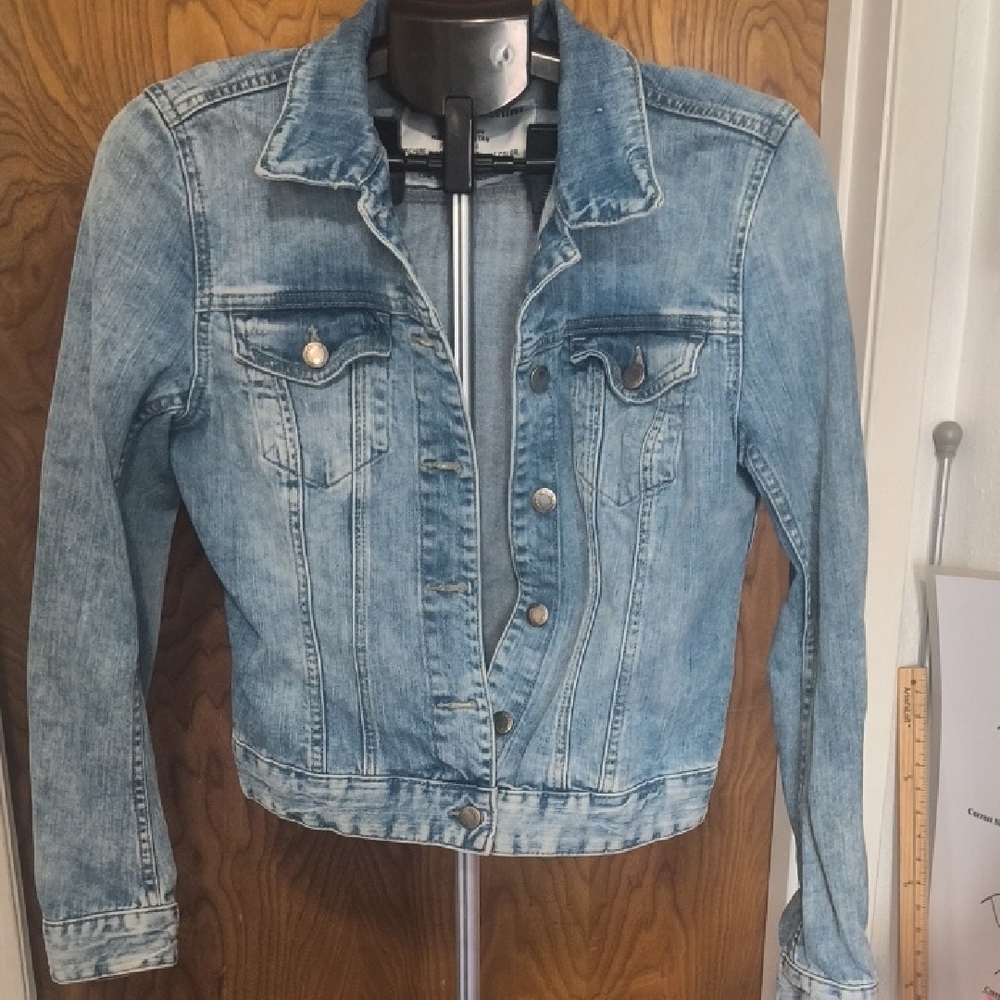 Blue Cropped Jean Jacket with Pointed Collar